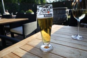 De Jonge Dikkert(風車のレストラン)のテラスで飲んだビール