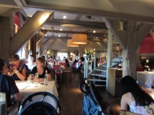 De Jonge Dikkert(風車のレストラン)の店内