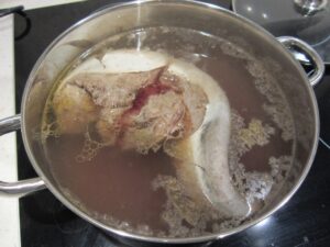 牛タンを煮込む