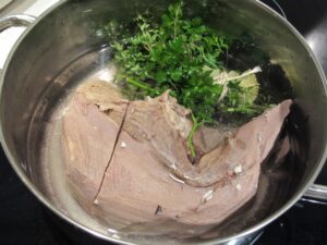 ブーケガルニと煮込む牛タン