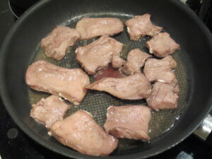 牛タンスライスして焼いているところ