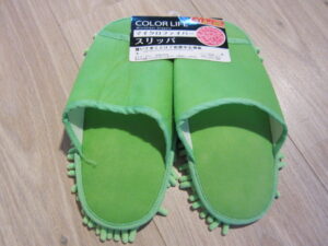 100均のモップ付きスリッパ