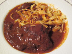 牛タンワイン煮込みとパスタ