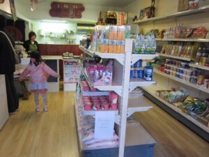 アムステルフェーンにある日本食材店「伊勢屋」の店内