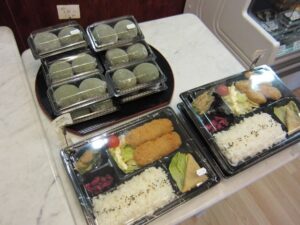 アムステルフェーンにある日本食材店「伊勢屋」の弁当とまんじゅう