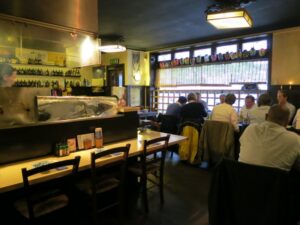 博多せん八の店内