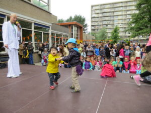 Peuterspeelzaal(ピュータースペールザール）の校庭で遊ぶ様子