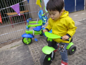 Peuterspeelzaal(ピュータースペールザール）の校庭で遊ぶ様子