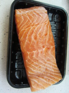 アムステルフェーン金曜マーケットの魚屋で買ったサーモン