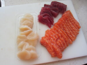 アムステルフェーン金曜マーケットの魚屋で買ったサーモン、マグロ、ホタテ