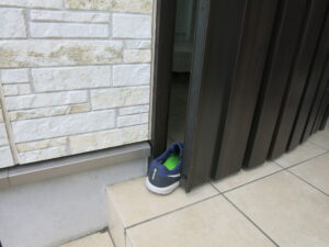 ロックアウトしないように靴を挟んでいる様子