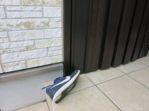 ロックアウトしないように靴を挟んでいたが外れてドアが閉まった