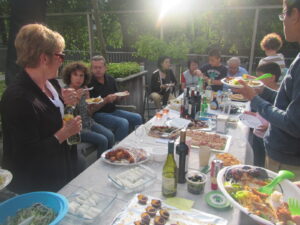 アムステルフェーンの中心にある筆者が住んでいたアパートの中庭で持ちよりで行ったパーティー