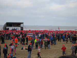 スヘフェニンゲンのビーチで元旦にダイブをする人々