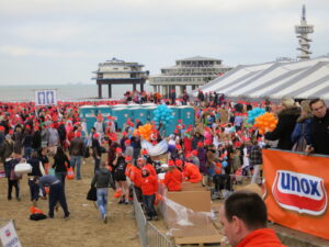 スヘフェニンゲンのビーチで元旦にダイブをする人々