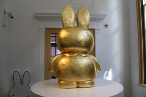 ミッフィー博物館にある金のミッフィー