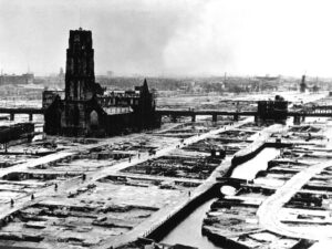 第二次世界大戦で空襲を受けたロッテルダムの町