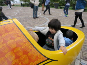 キューケンホフ公園内、風車の前にある巨大木靴