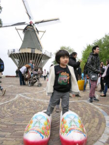 キューケンホフ公園内、風車の前にある木靴