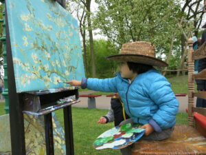 ゴッホの絵を自由にかけるようになっている様子