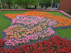 キューケンホフ公園内のチューリップでゴッホの自画像