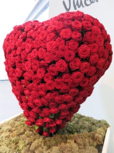 バラで立体的なハートを作る